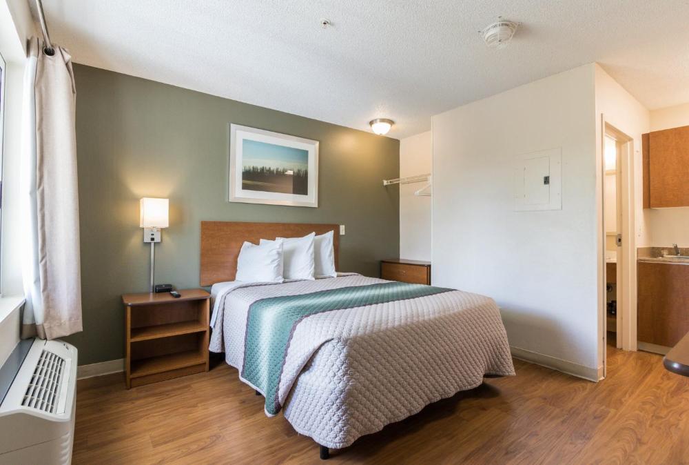 Studio Queen Room Non-Smoking interior